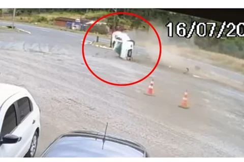Câmera de segurança registra capotamento na BR-277 em Irati; assista!