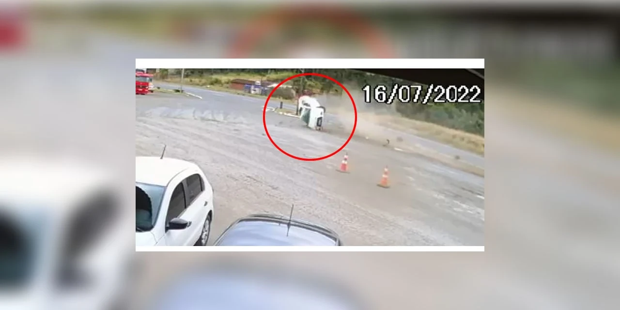 Câmera de segurança registra capotamento na BR-277 em Irati; assista!