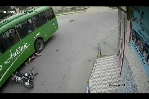 Ônibus para com rodado em cima da cabeça de motociclista após colisão; veja o vídeo!