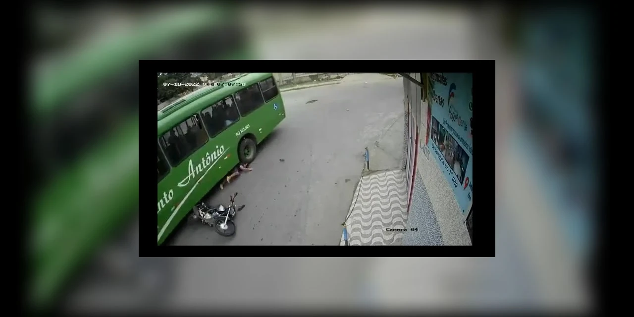 Ônibus para com rodado em cima da cabeça de motociclista após colisão; veja o vídeo!