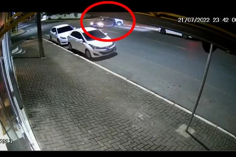 Vídeo: Homem joga carro e atinge a ex-namorada em Prudentópolis