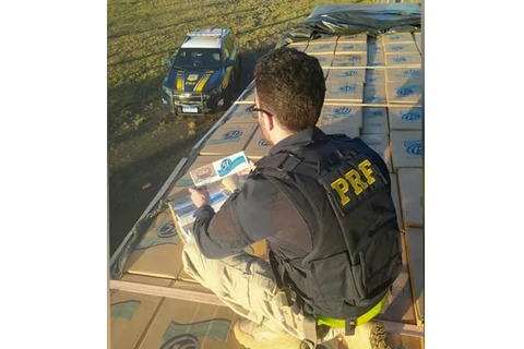 PRF faz apreensão de caminhão carregado com 350 mil maços de cigarros do Paraguai