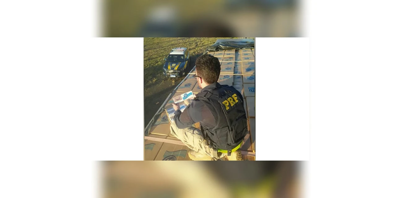 PRF faz apreensão de caminhão carregado com 350 mil maços de cigarros do Paraguai