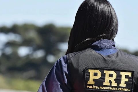 Bebê de seis dias engasgado é salvo por policial