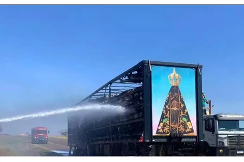 Painel de Nossa Senhora fica intacto após fogo destruir carreta de algodão; motorista saiu ileso