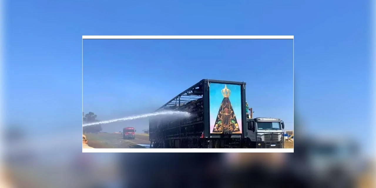Painel de Nossa Senhora fica intacto após fogo destruir carreta de algodão; motorista saiu ileso
