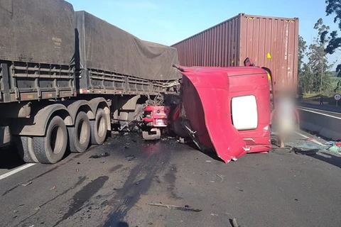 Colisão traseira entre dois caminhões deixa uma pessoa ferida, em Tibagi