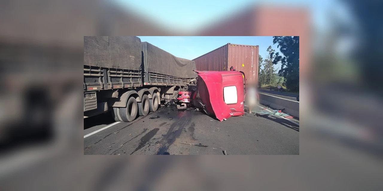 Colisão traseira entre dois caminhões deixa uma pessoa ferida, em Tibagi