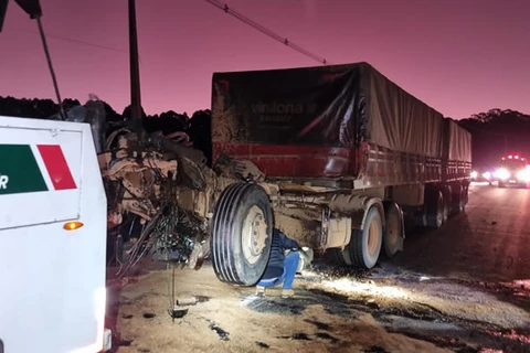 Acidente entre dois caminhões causa vazamento de diesel na BR-376, em PG