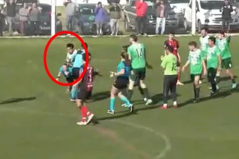 Vídeo: Arbitra é agredida com soco na nuca durante partida na Argentina