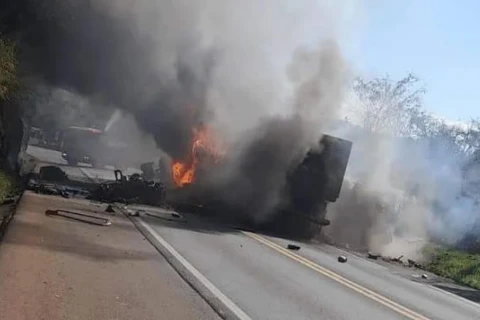 Colisão frontal entre dois caminhões seguido de incendio deixa duas vitimas fatais em Cantagalo