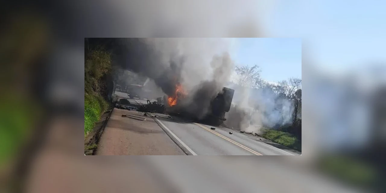 Colisão frontal entre dois caminhões seguido de incendio deixa duas vitimas fatais em Cantagalo