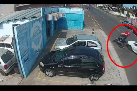 Vídeo mostra acidente entre moto e carro, em Uvaranas