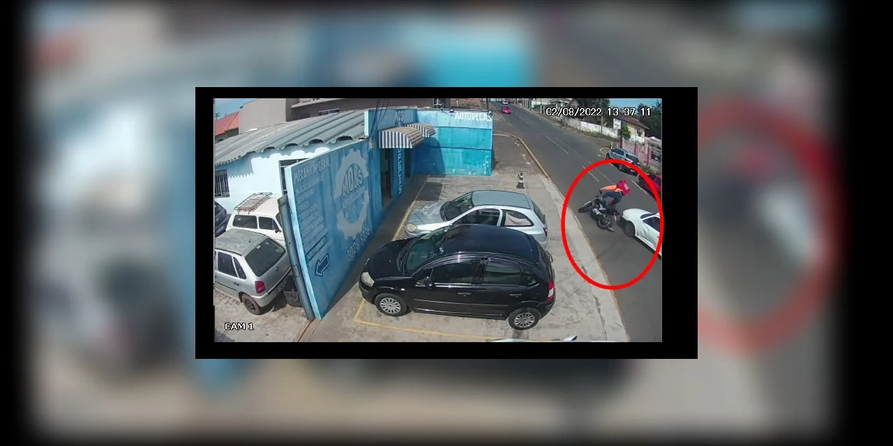 Vídeo mostra acidente entre moto e carro, em Uvaranas