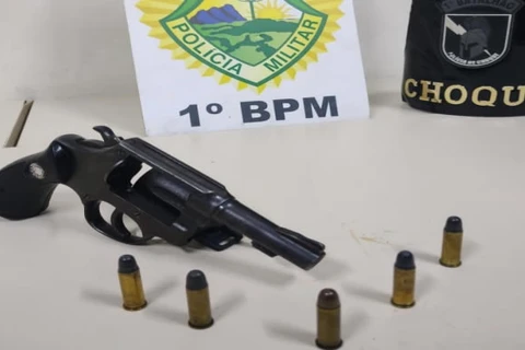 Homem é preso por porte ilegal de arma de fogo após denuncia