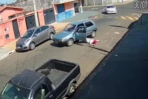 Vídeo: Motorista cai de carro em movimento; veja!