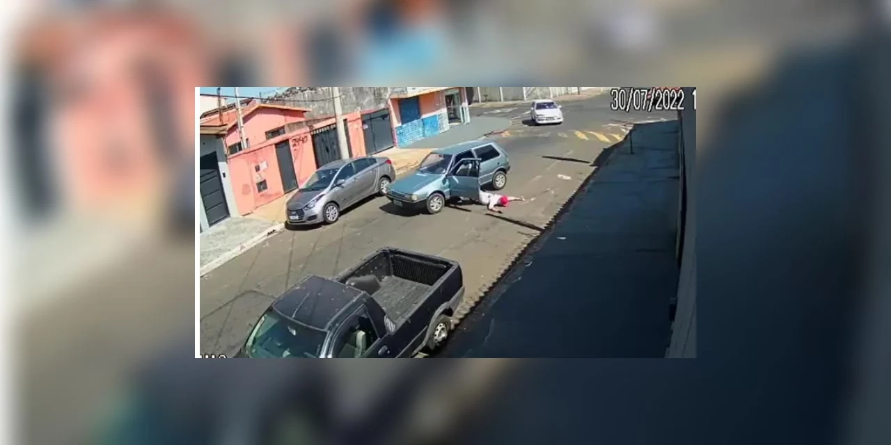 Vídeo: Motorista cai de carro em movimento; veja!