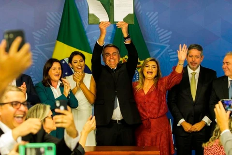 Presidente sanciona piso para enfermagem sem reajuste automático