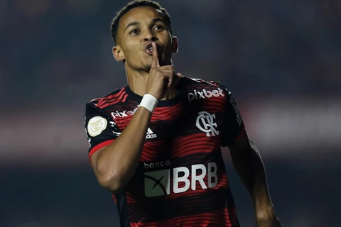 Flamengo bate o São Paulo por 2 a 0 e vence a quinta seguida no Brasileirão