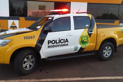 Mulher morre após carro bater contra árvore, em Imbaú