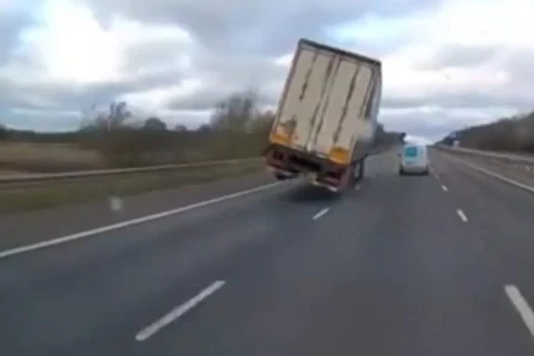 Assista: Fortes ventos tombam caminhões e causam estragos por cidade de MS