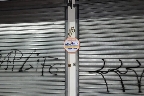 Vândalos são presos após serem flagrados pichando loja no centro de PG