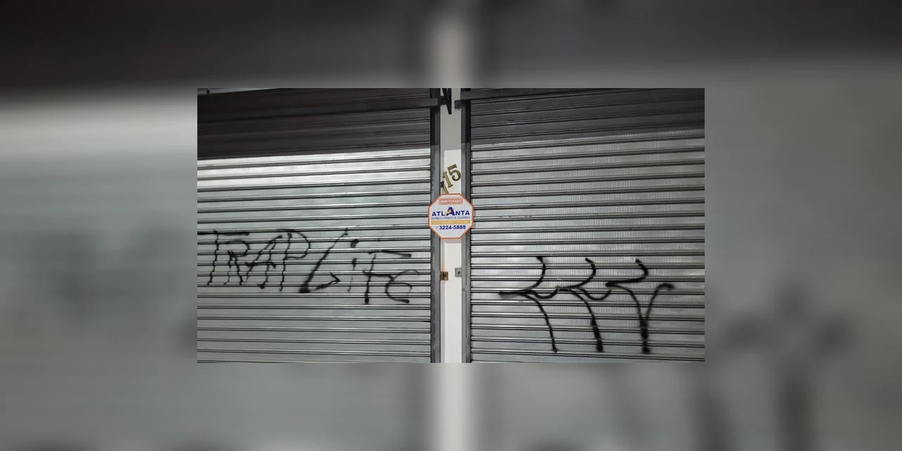 Vândalos são presos após serem flagrados pichando loja no centro de PG