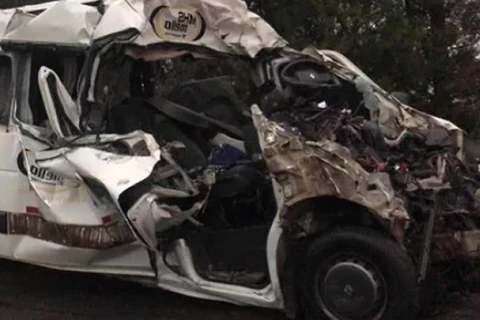 Acidente entre van e caminhão deixa sete mortos na BR 376, em Palmeira