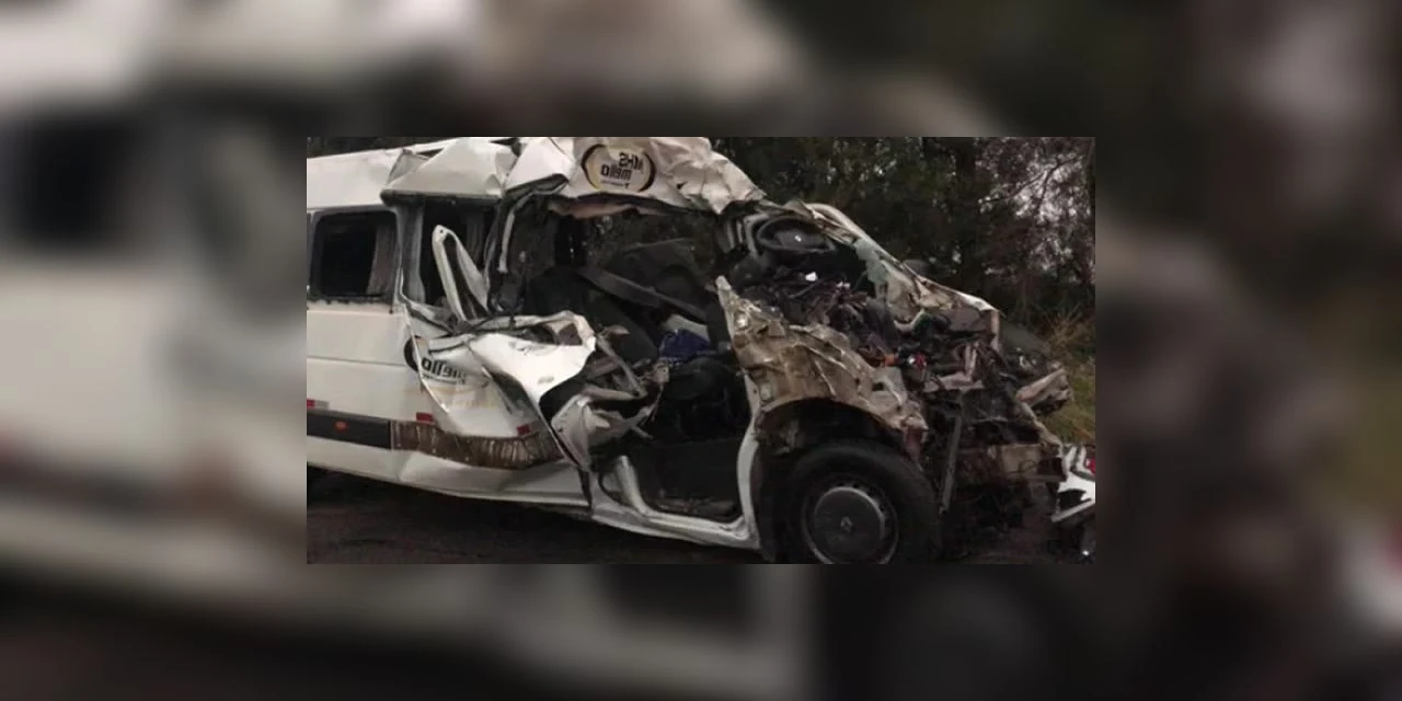 Acidente entre van e caminhão deixa sete mortos na BR 376, em Palmeira