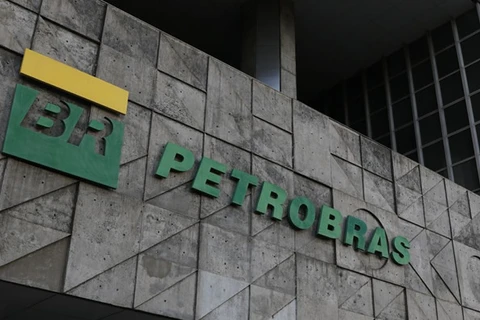 Petrobras anuncia redução de R$ 0,18 na gasolina para distribuidoras