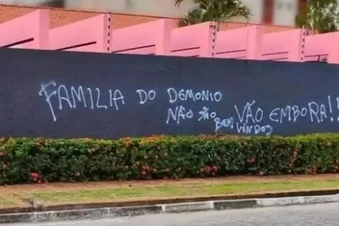 Brasileiro casado com oito mulheres tem casa pichada em João Pessoa