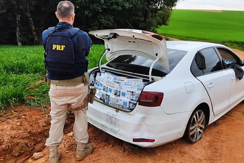 Após perseguição, polícia apreende carga de cigarros contrabandeada