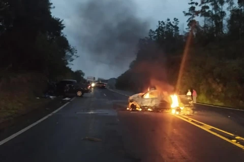 Colisão frontal deixa um homem morto após incêndio em picape na BR-376, em Ortigueira