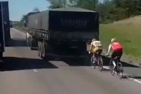 Flagra – Ciclistas colocam a vida em risco ao pegar vácuo de caminhão em Campo Largo