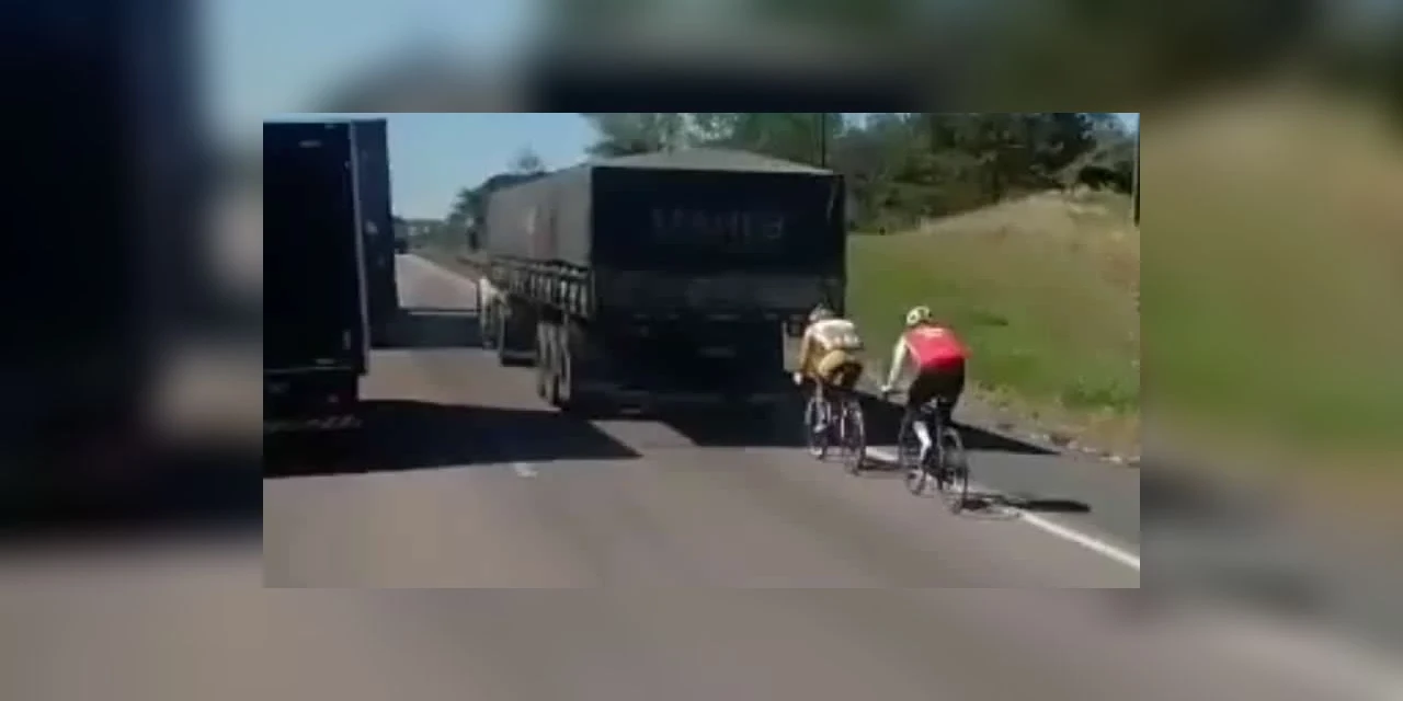 Flagra – Ciclistas colocam a vida em risco ao pegar vácuo de caminhão em Campo Largo