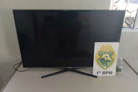 Polícia flagra rapaz carregando televisão furtada no centro de PG