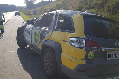 Policiais capotam viatura na BR-277, em Palmeira durante perseguição a veiculo roubado