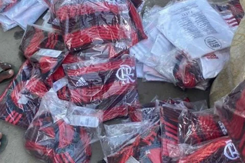 Caminhão carregado com camisas oficiais do Flamengo é roubado no Rio