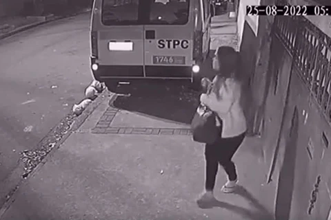 Vídeo: Mulher se esconde embaixo de van e engana assaltantes