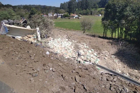 Caminhão carregado de sal tomba e deixa transito lento na BR-373, em Guamiranga