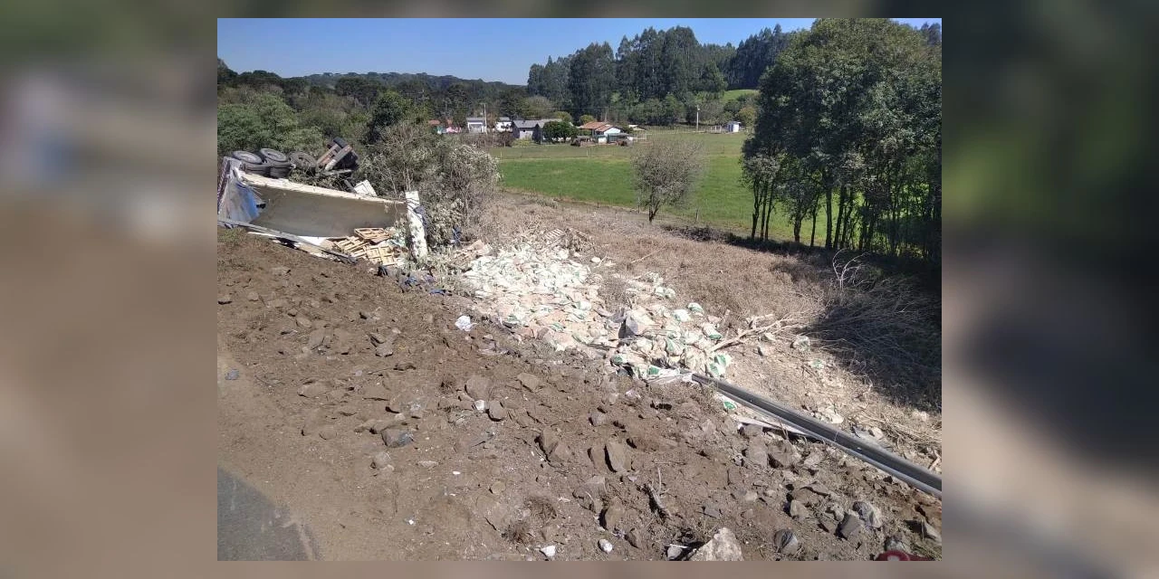 Caminhão carregado de sal tomba e deixa transito lento na BR-373, em Guamiranga