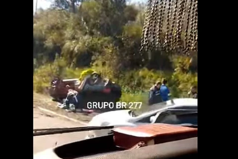 Capotamento de automóvel deixa quatro pessoas feridas na BR-376, em Palmeira