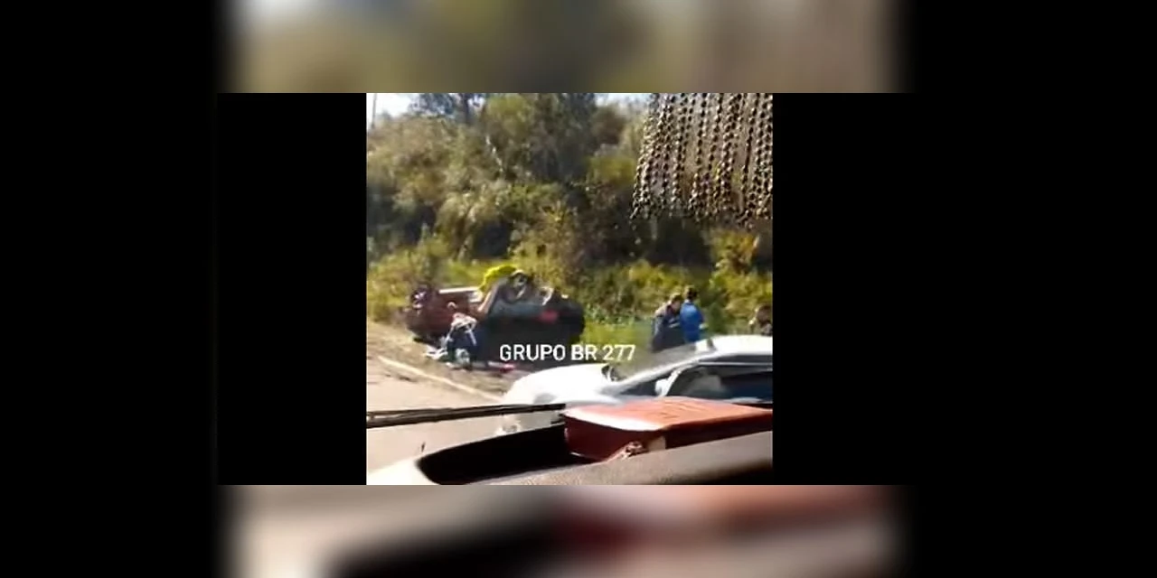 Capotamento de automóvel deixa quatro pessoas feridas na BR-376, em Palmeira