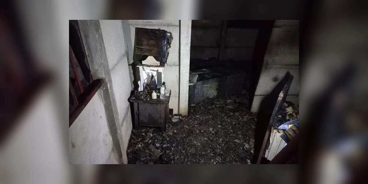Casa pega fogo, mas imagem de Nossa Senhora Aparecida resiste