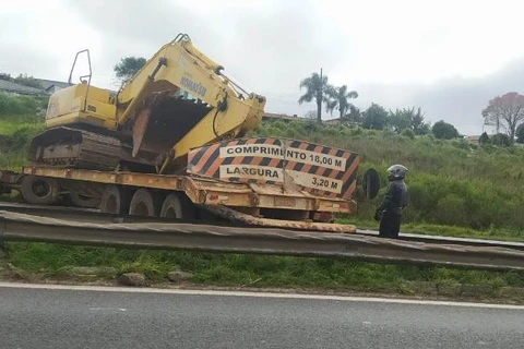 VÍDEO – Caminhão tem problemas mecânicos e interdita Presidente Kennedy