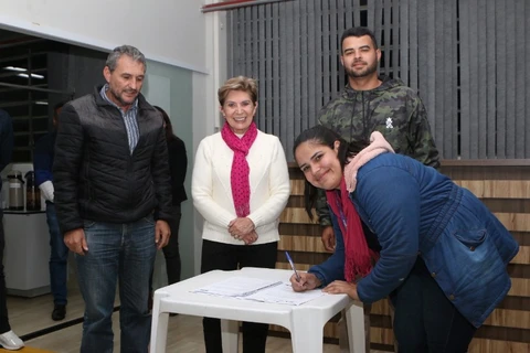 Prefeitura repassa novos lotes para moradores no Andorinhas