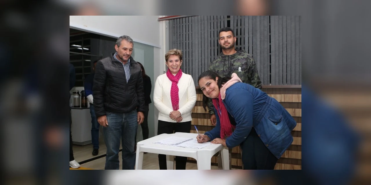 Prefeitura repassa novos lotes para moradores no Andorinhas