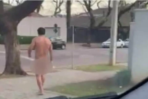 Homem é flagrado andando pelado pelas ruas de Curitiba