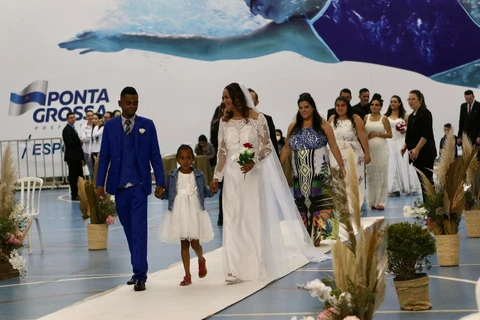 Casamento coletivo oficializa união de quase 200 casais em Ponta Grossa