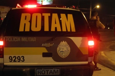 Dupla assalta casal e rouba celular na madrugada